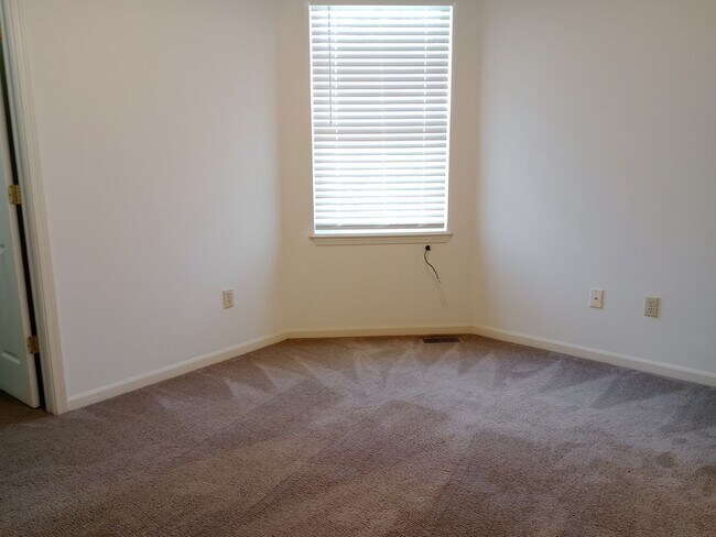 Building Photo - 210-210 Nikki Way