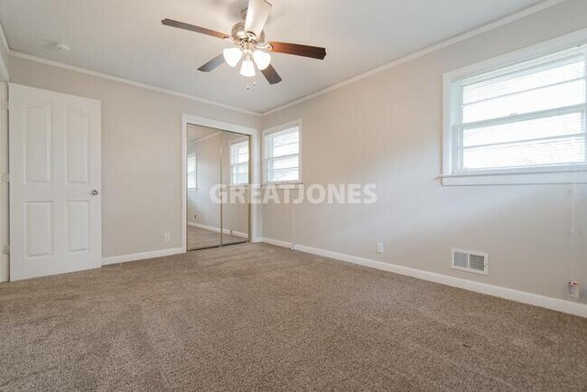 Building Photo - 2136 Robin Rd