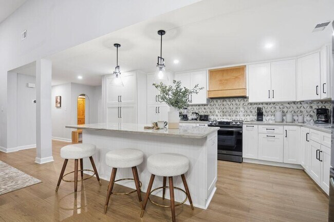 Building Photo - 7417 Shadowlake Dr