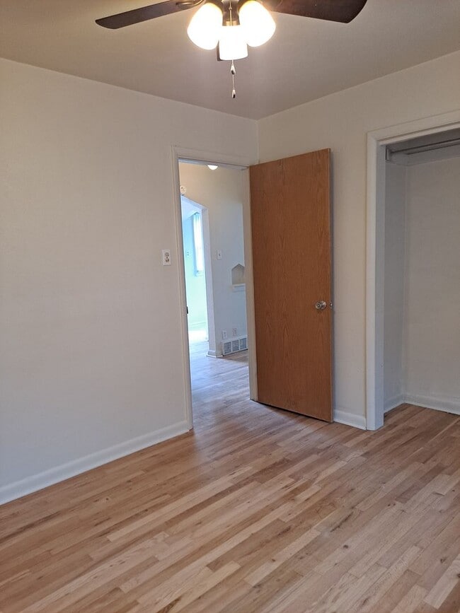 Building Photo - 949-4 Pendragon 426-426 1/2 Polk Street