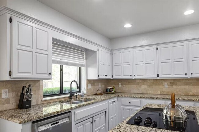 Building Photo - 2011 Trailview Ct