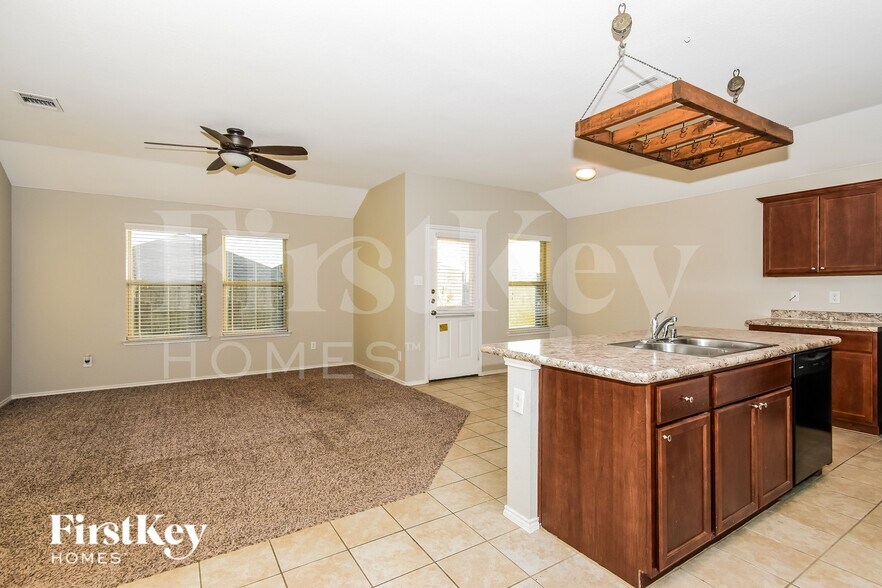 Building Photo - 513 Azalea Dr