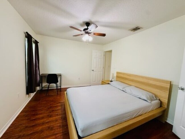 Building Photo - Kissimmee - 3 Bedroom, 2 Bathroom - $2,295.00