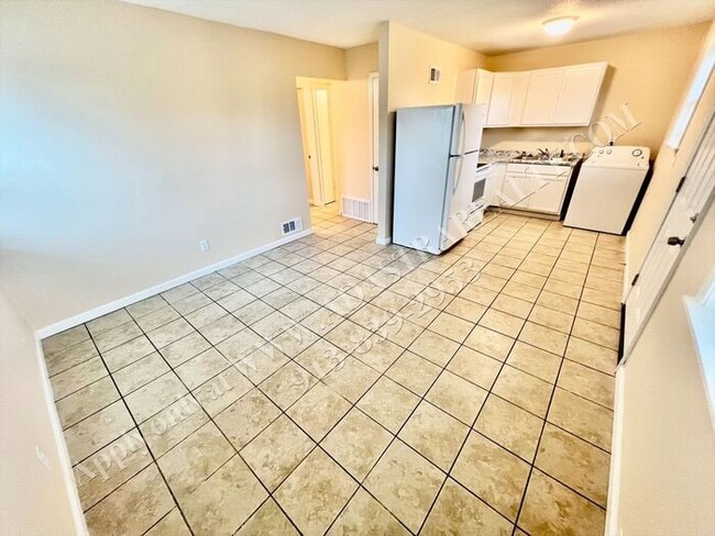 Building Photo - Like New 2 Bed 1 Bath Duplex in Grandview-Available NOW!!