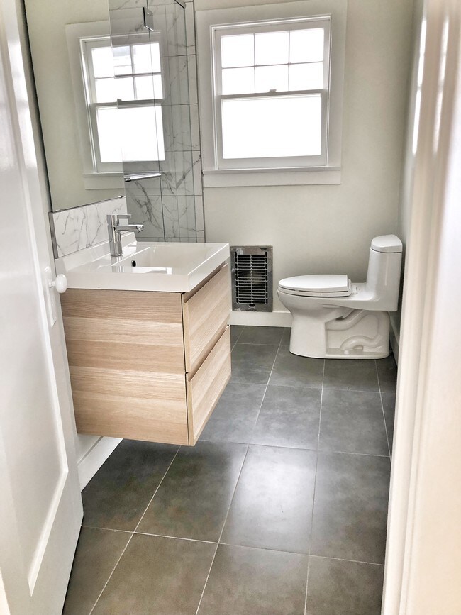 3/4 bath | walk-in shower - 942 20th St