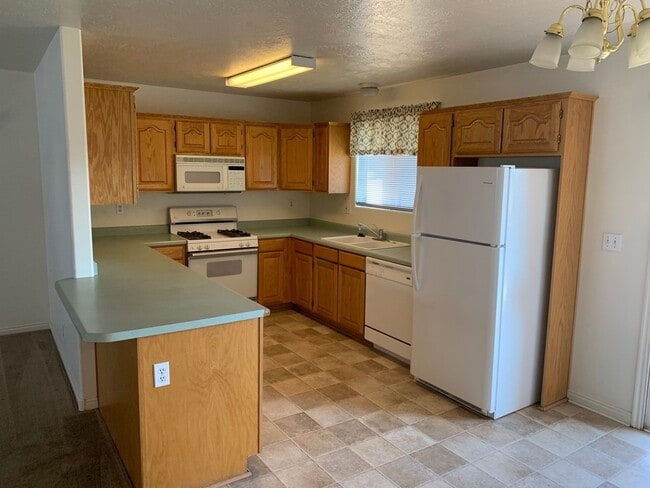 Building Photo - Wonderful La Paloma Home!