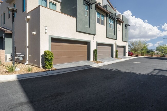 Building Photo - Luxury Summerlin townhome in resort style gated community