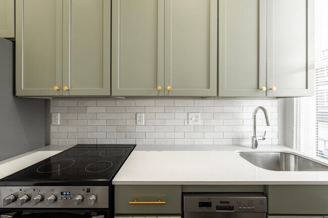 Building Photo - Cozy Studio Apartment