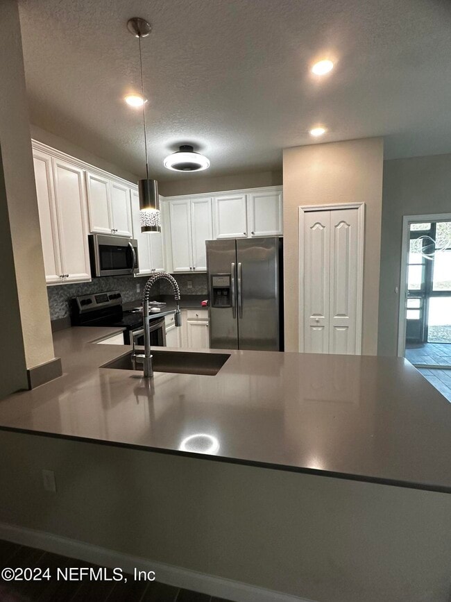 Building Photo - 7371 Palm Hills Dr