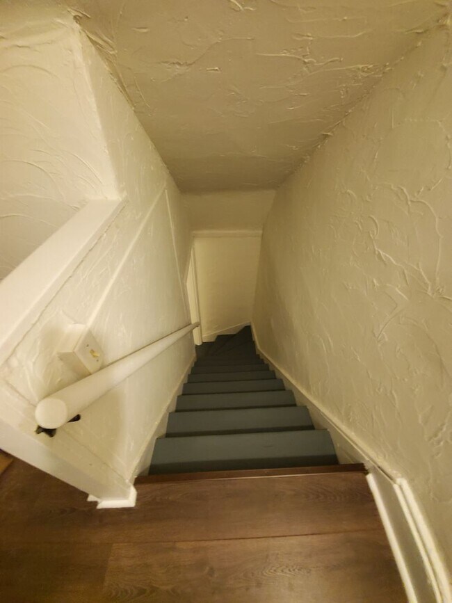 Building Photo - Spacious 3 Bedroom 1.5 Bath Brick Home