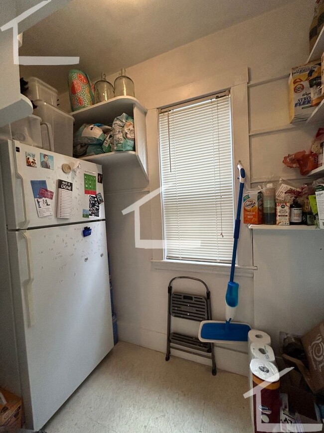 Building Photo - Large, 3 bed in Oak Square