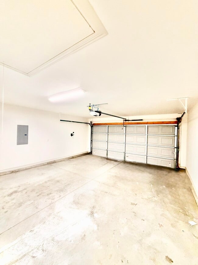 Building Photo - 5401 Lamont Ave