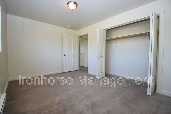 Building Photo - 807 W Villard St
