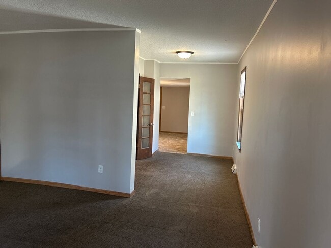 Building Photo - Spacious 3 bedroom 1 Bathroom House Available May 1st!