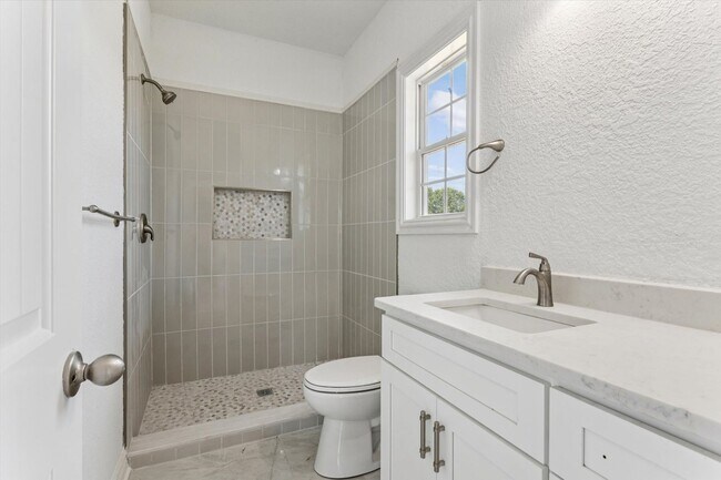 Building Photo - Renovated 5-bedroom 3.5-bathroom home loca...