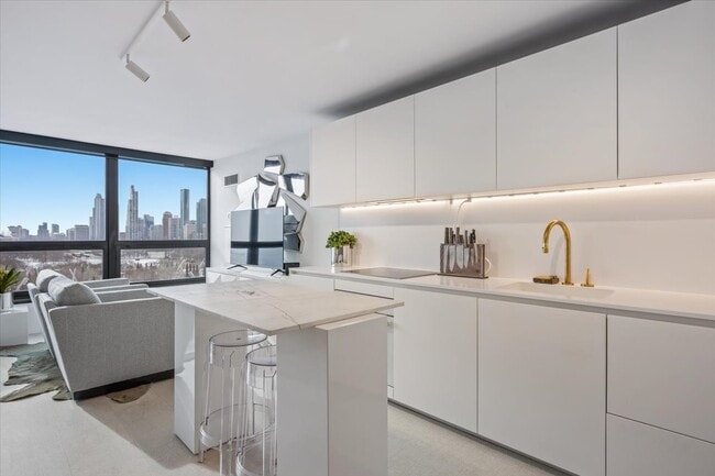 Building Photo - 360 E Randolph St