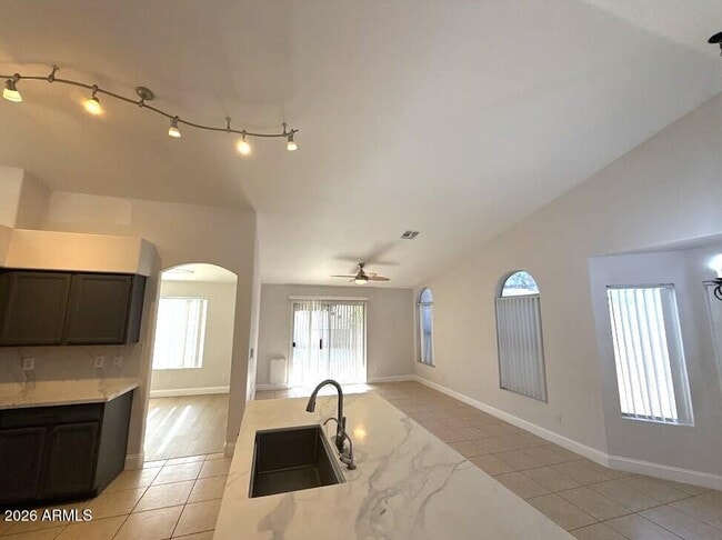 Building Photo - 913 W Horseshoe Ave