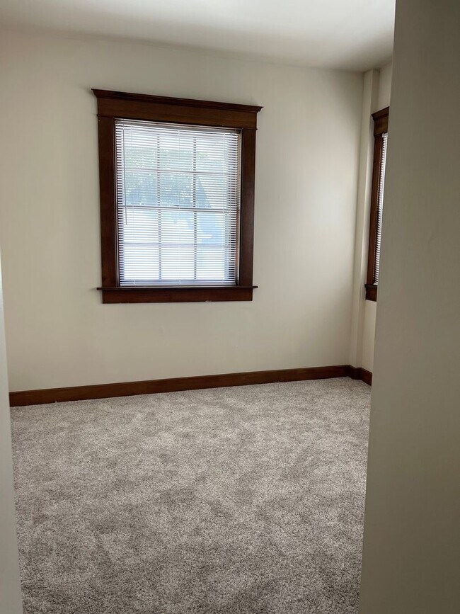 Building Photo - 1/2 Off First Full Month's Rent - Experien...