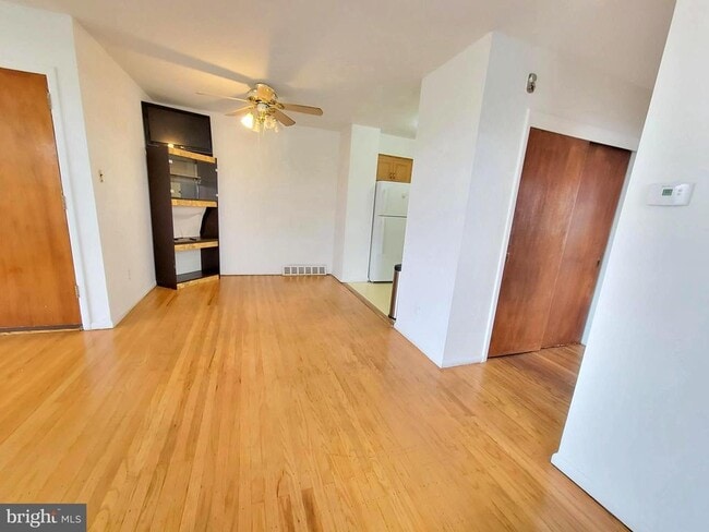 Building Photo - 628 W Providence Rd