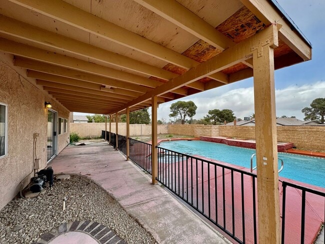 Building Photo - Fully Remodeled W/ Pool and 4 Bedrooms! Centrally Located