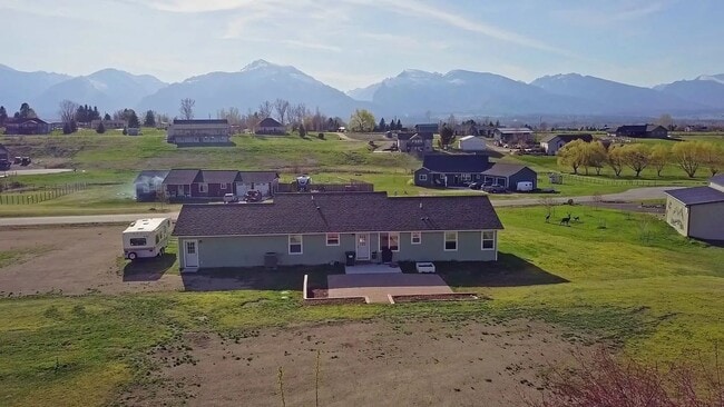 Building Photo - Beautiful 4 bed 2 bath on 1.37 acres in Corvallis.