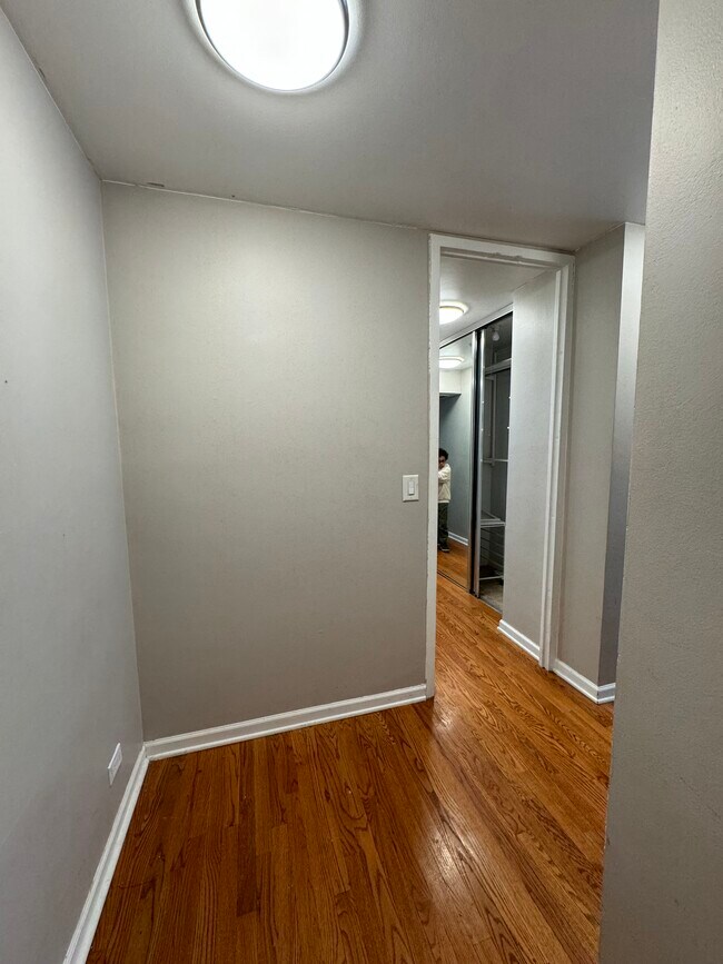 Entryway - 21 W Goethe St