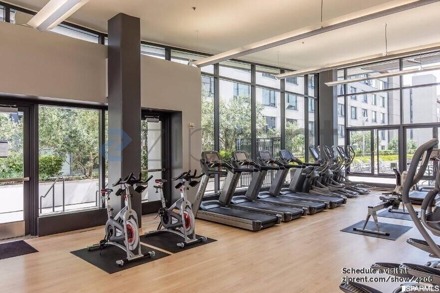 Building Photo - 260 King St