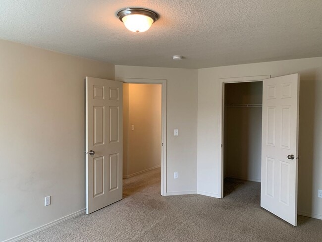 Building Photo - *** FIRST FULL MONTH'S RENT FREE***BEAUTIF...