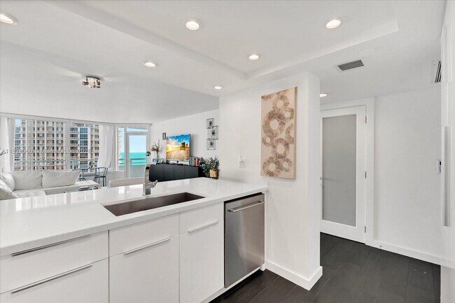 Building Photo - 400 South Pointe Dr