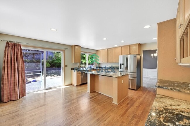 Building Photo - 4 BED & 2.5 BATH FOR RENT