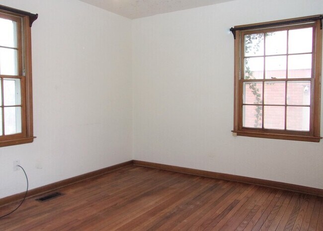 Building Photo - 3 Bed 1 Bath 2 Car in NW Oklahoma City Rob...