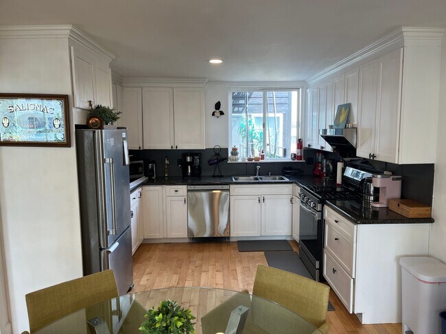Building Photo - Amazing rare updated full floor Richmond f...