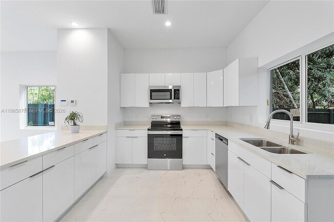 Building Photo - 5433 NW 5th Ave