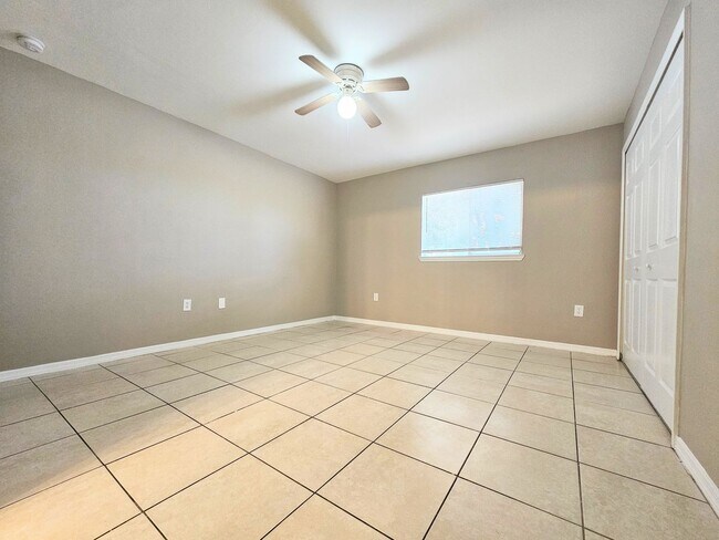 Building Photo - 3 BR / 2 BA Duplex Conveniently Located in Lehigh Acres