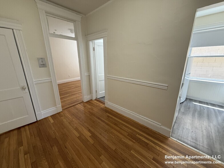 Building Photo - 1350 Comm.Ave. Unit 8