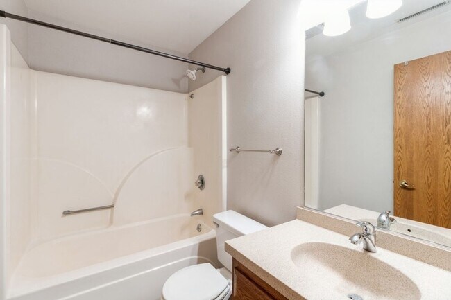 Building Photo - FINISHED BASEMENT WITH FENCED YARD! 4 Bedroom, 3.5 Bathroom Home in Ames
