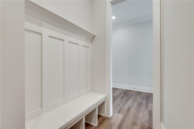 Building Photo - 435 Maplewood Dr