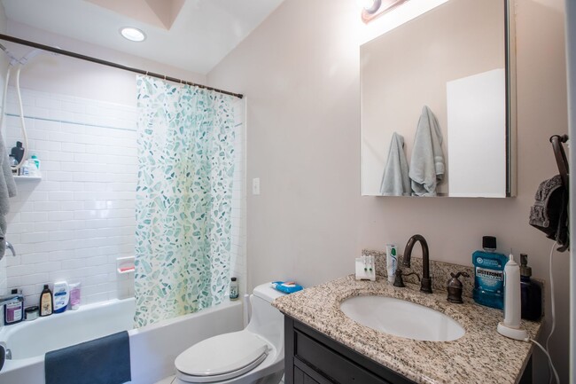 Building Photo - Sunny 2 BR/2 BA Condo in Columbia Heights!