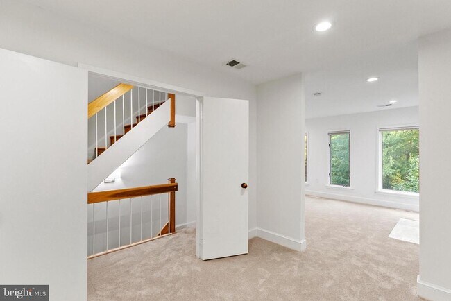 Building Photo - 4214 Embassy Park Dr NW