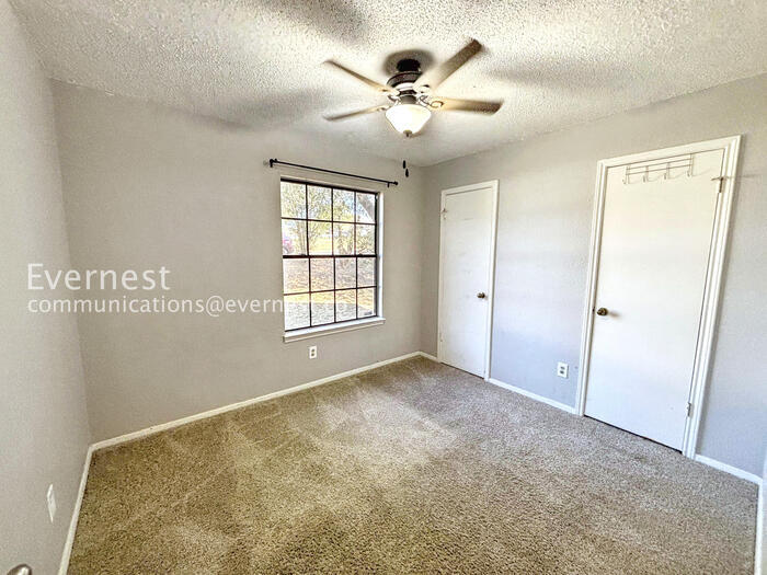 Building Photo - 915 Pyegrave Pl