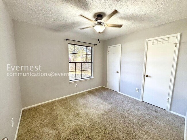 Building Photo - 915 Pyegrave Pl