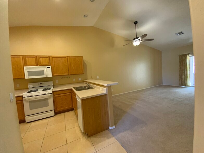 Building Photo - 3853 N Forest Park Dr