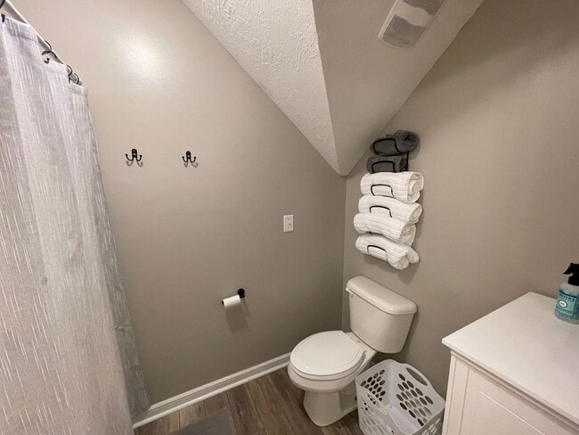 Building Photo - Charming 4 bedroom/2.5 bathroom in Tudor Branch!