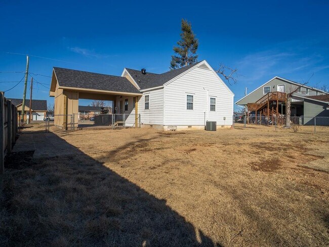 Building Photo - 1702 W Cypress St