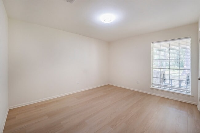 Building Photo - 635 Chapel Hill Dr