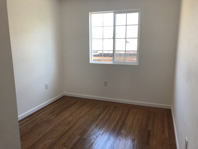 Building Photo - 2-Bedroom Richmond Home with Laundry Machi...