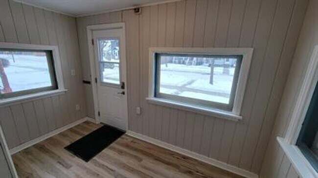 Building Photo - **Charming 1-Bedroom Plus Den Home with Modern Comforts**