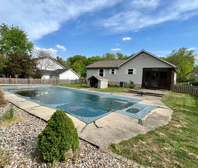 Building Photo - Four bedroom in Glen Carbon