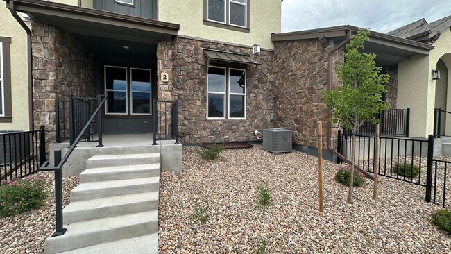 Building Photo - Great Townhouse in Windsor