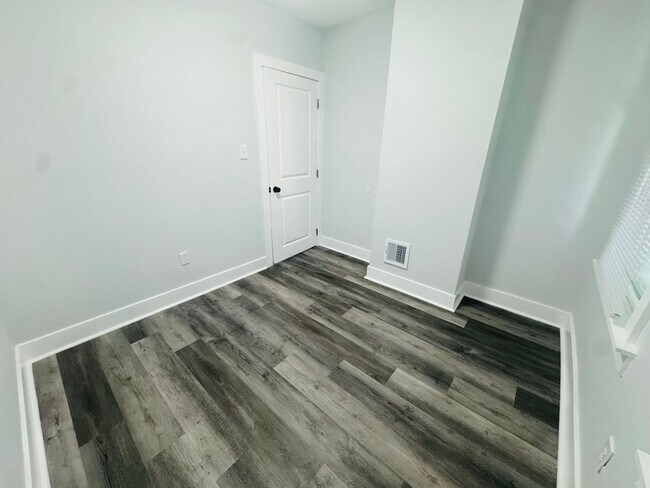 Building Photo - Remodeled 3bd/1 House with Rear yard!! SEC...